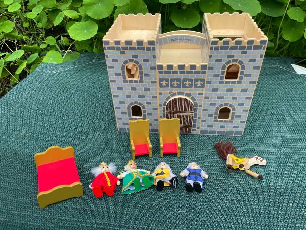 Melissa & Doug Foldable Castle with horse, people, bed, thrones 1