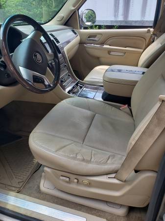 2011 CADILLAC ESCLADE - $11,000 (JOHNSTOWN)63625169683843122