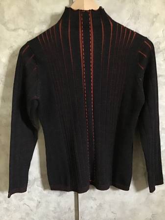 Women’s fashion sweater Size M New never wear 1