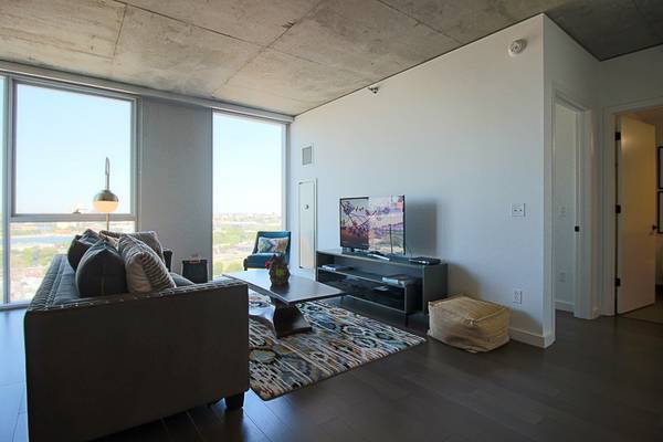 $2,400 / 1br - Beautiful 1 bed washer/dryer, hw floors, and gym, sundeck (Near North/Downtown)63898984540803121