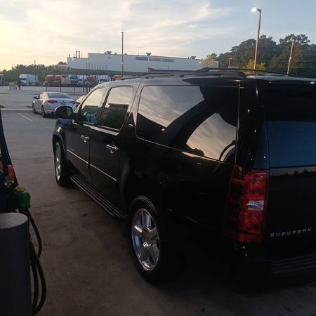 UN SOLO DUEÑO 2008 CHEVROLET SUBURBAN LTZ - $7,300 (Ellenwood)63620134336641123