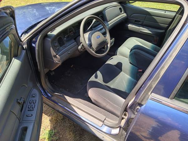 Ford Crown Victoria 2004 - $3,950 (Durham)63617723310977122