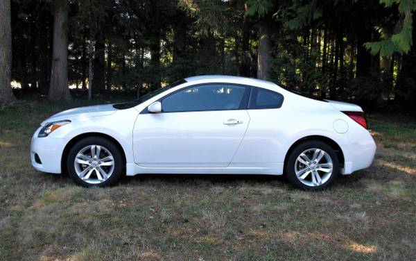 2013 NISSAN ALTIMA COUPE, Blanco Perlado, 8976 millas originales. Un solo dueño, - $11,850 (olympia, tumwater, black lake)63623078916739121