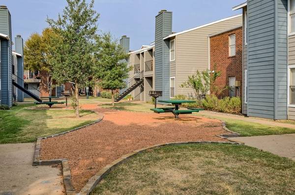 $2,040 / 3br - 1310ft2 - Spacious Closets, 3 Parks Within Minutes, Additional Storage Available (595 S Old Orchard Ln, Lewisville, TX)63936225142274120