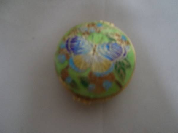 A small makeup holder 1