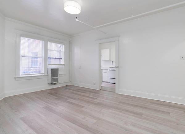 $1,295 / 1br - 1 MONTH OFF - Lively Arts District, Laundry Facilities, Elevator (Downtown Portland)63914740756098124