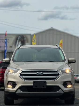 2017 Ford Escape Titanium // Bajo kilometraje // Título limpio// - $9,999 (Bien mantenido// ¡PRECIO BAJO PARA VENDER!!)63618455311489121
