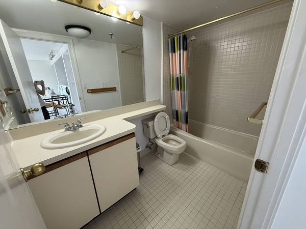 $4,200 / 2br - 950ft2 - Coolidge Corner 2BA | Parking | In-Unit Laundry | Pool & A/C (Brookline)64213548263298122