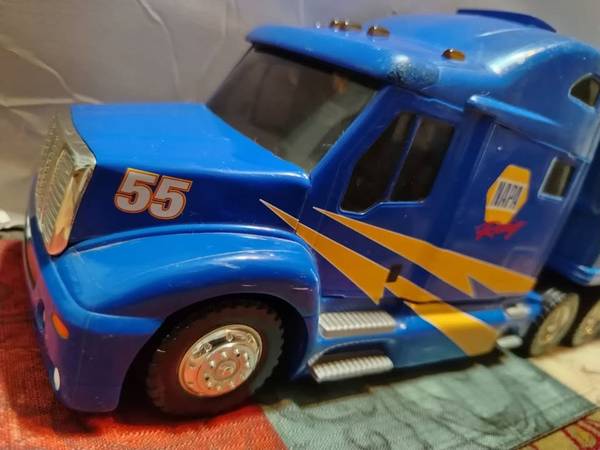 TRACTO CAMION  CON SU CAJA, MIDE TOTAL 25 PULGADAS DE LARGO, TRAE PILA 1