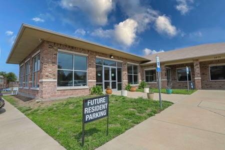 $1,550 / 2br - 965ft2 - Mantenimiento en el lugar, Instalaciones de lavandería, Área de juegos (5875 Mountain Valley Ln, Dallas, TX)63846410292097120