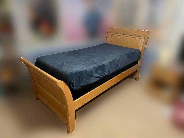 Twin Sleigh Bed 1