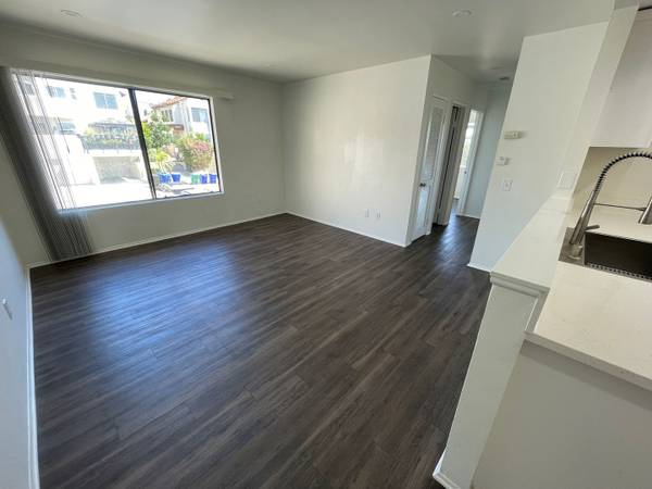$3,395 / 2br - Apartamento moderno de 2 habitaciones y 2 baños en planta alta en la privilegiada ubicación de Pacific Beach! (Pacific Beach)63657123896193121