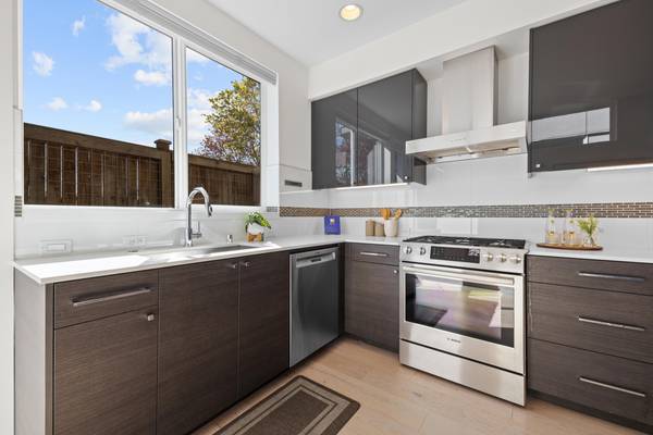 $3,800 / 3br - 1514ft2 - Pristine Corner Townhouse 3Bed 2Bath with rooftop in Central District (Central District)63659597499523124