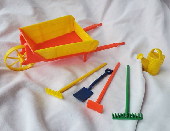 Mini pala y carretilla de plástico vintage de los años 40 de Irwin - $30 (Tacoma)63471421588227120
