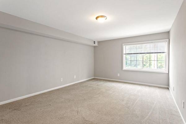 $1,652 / 1br - 690ft2 - Guest Parking & Easy Freeway Access—Visitor-Friendly & Connected! 🚙 (2246 N Beauregard St, Alexandria, VA)63896394737539124
