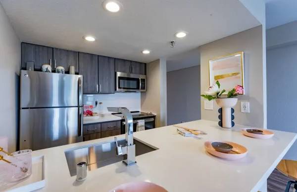 $5,476 / 3br - 1107ft2 - Cute Three Bedroom with Double Bay Windows (western addition)63824665561347122