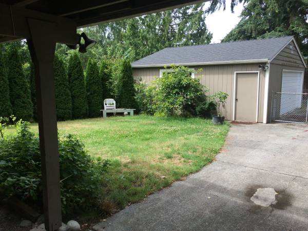$2,000 / 2br - 860ft2 - 860sqFt/2br - Quiet MIL in NE Seattle W/D (Seattle)63866941990659122