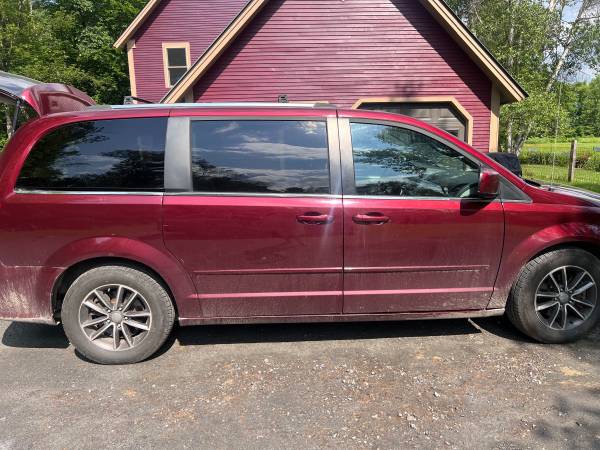 2017 Dodge Caravan - $6,000 (Stowe)63622697473155121