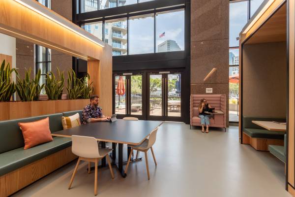 Unidad de ventana de $1,500 para 4-6 usuarios: muebles personalizados, Internet y servicios incluidos (San Diego)63865931148931122