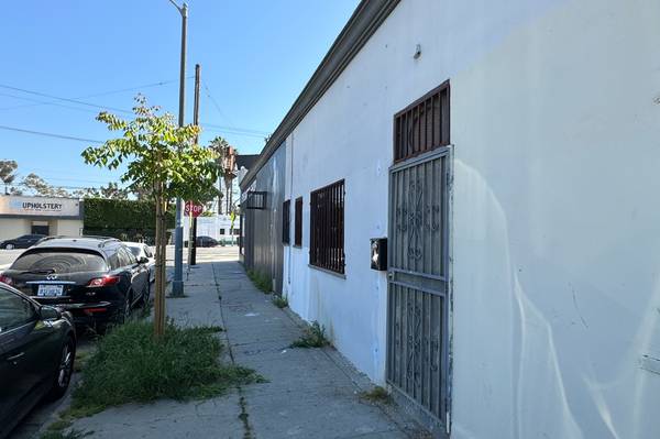 $3,900 / 2000ft2 - Prime West Adams Warehouse with Flexible Layout and 24/7 Access! (Los Angeles)63701111337089121