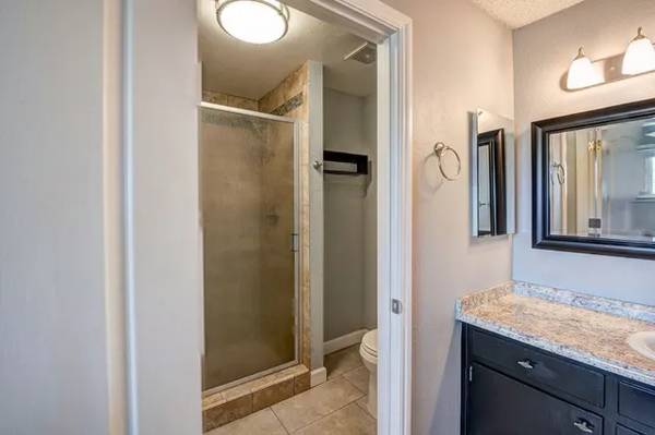$1,350 ****-Bright and modern 400 sq ft studio offers!!!63813686536577124