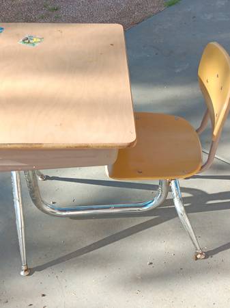 Old Childrens Desk w/Lift Top 1