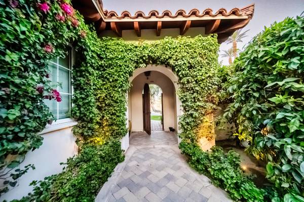 $7999.00 / 3br - Luxurious 3BR Retreat with Built-in BBQ & Spa63953071351043124