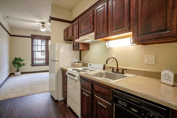 $1,325 / 625ft2 - Hardwood Floors, Elevator, On-Site Management (411 SW 12th Ave, Portland, OR)63820848992771120