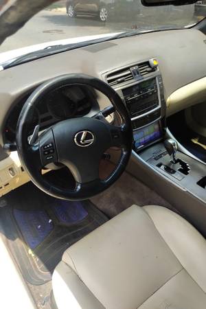 2009 Lexus is250 AWD solo 115 mil millas - $5,700 (midwood)63654713607297124