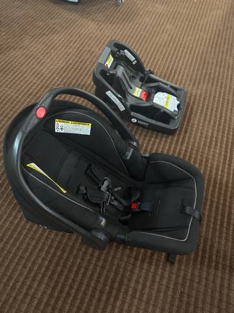 Graco TrueShield Car Seat Snuglock 1