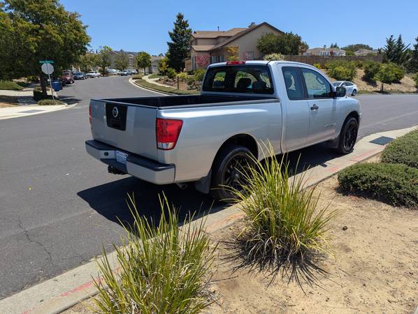 2011 Nissan Titan Crew Cab, plateado/negro, 108k millas, limpio, económico! - $7,500 (hayward / castro valley)63654698861315124