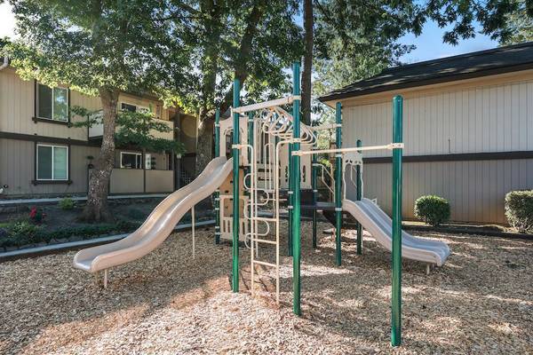 $1,520 / 2br - 840ft2 - Garbage Disposal, Private Porch, Covered Parking, Community Events (Hazel Dell/Vancouver 98665)63672654618243122