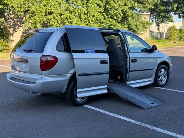 2004 Dodge Grand Caravan - FURGONETA PARA SILLA DE RUEDAS / MANTENIDA / ELEVADOR ELÉCTRICO - $12.900 (Furgoneta para silla de ruedas en Beaverton)63441421732355123
