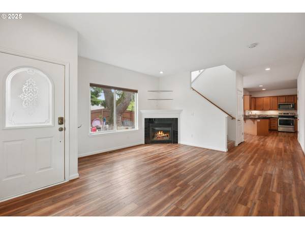 $2,795 / 3br - 1649ft2 - Hermoso departamento de 3 habitaciones con techos altos, armario walk-in y patio trasero (Portland)63672618666497122