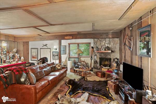 $285,000 / 2br - 1910ft2 - FLIPPING OPPORTUNITY! (2059 Stonegate Circle) (Anchorage)63991792754435124