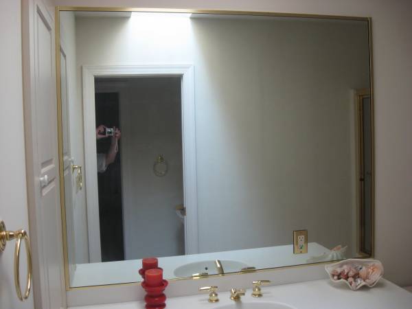 BEAUTIFUL BATHROOM MIRROR WITH GOLD TRIM-EXCELLENT CONDITION-CUTOUT 1