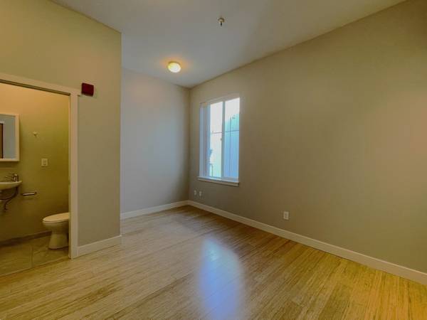 $995 ♥Top Floor Studio - 6 Weeks Free♥ (Near UW Campus)63862288990083122