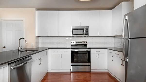 $3,385 / 2br - 1126ft2 - LARGE 2BR 2BA STEPS TO BART, CLOSE TO SHOPPING & FREEWAYS (daly city)63880135816577120