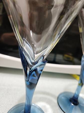 4 hermosas copas para martini con tallos azules - $12 (Upper East Side)63470098749571123