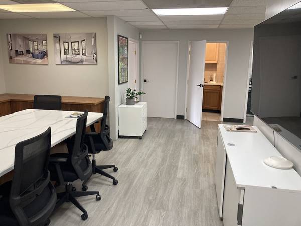 $3,900 / 2293ft2 - ¡Espacio de oficina renovado en Newton Centre en alquiler! (15 Cypress St, Newton)63655201703809120