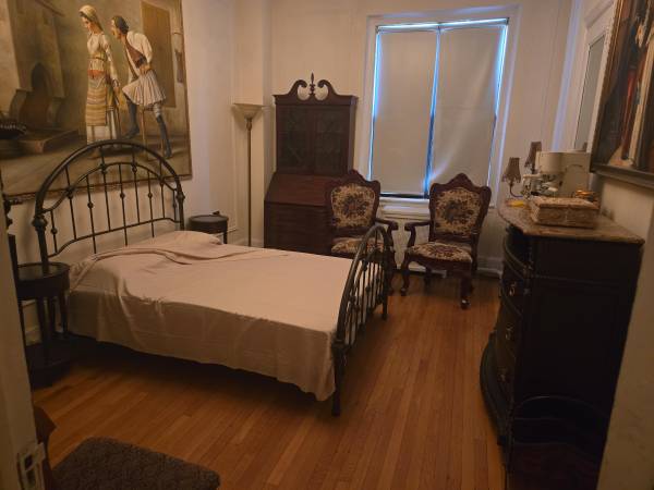 Room w/attached bathroom available in Upper West Side Prewar building 1