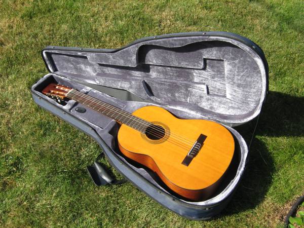 Yamaha Nylon String Acoustic Guitar with case - $125 (Marysville)63471420814083120
