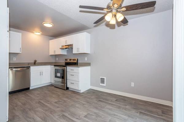 $1,899 / 2br - 900ft2 - 900 Sq Ft 2 Bed / 1 Bath! Our gorgeous views won't disappoint! (Puyallup)63811610812291123