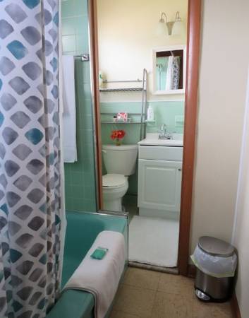 $100 / 3br - family home (berlin, MD)63839299923203124