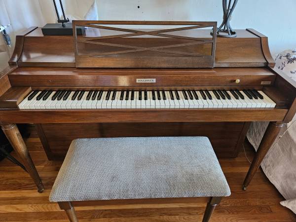 Baldwin upright piano 1