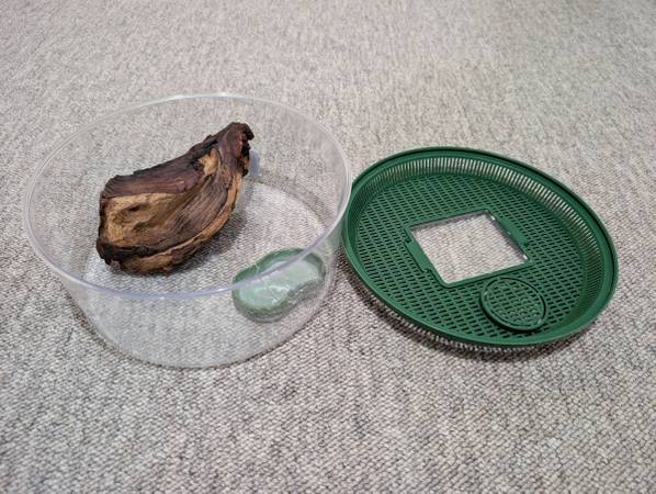 Critter habitat with dish and log 1