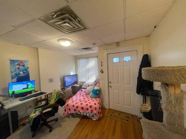 $1,950 Estudio amplio en la línea verde ** Lavandería ** Patio (Somerville \ Spring Hill \ Davis Sq.)63797254308099122