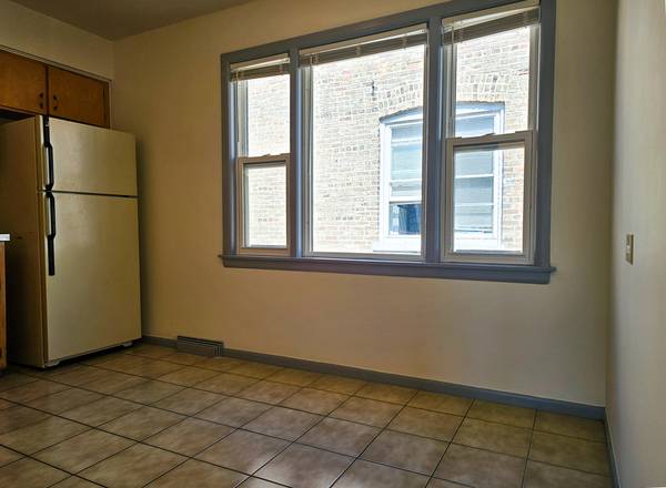 $1,300 / 2br - 800ft2 - Top floor in Belmont Craigin! Sunny, spacious, AC, hardwoods, laundry (5950 W Schubert 2W)63918532885507121