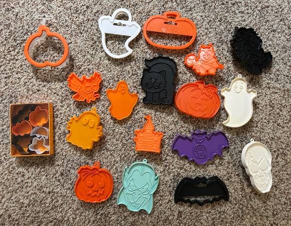 Lot of 23 - Vintage Hallmark Halloween Cookie Cutters and Other  17 ar 1