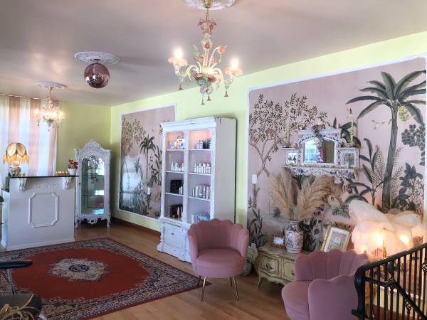$350 / 1000ft2 - Esthetics chair for rent NE Broadway (Irvington/Grant Park)63831396990721121